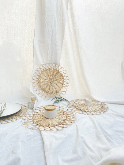 Geulis Flower Round Rattan Placemat