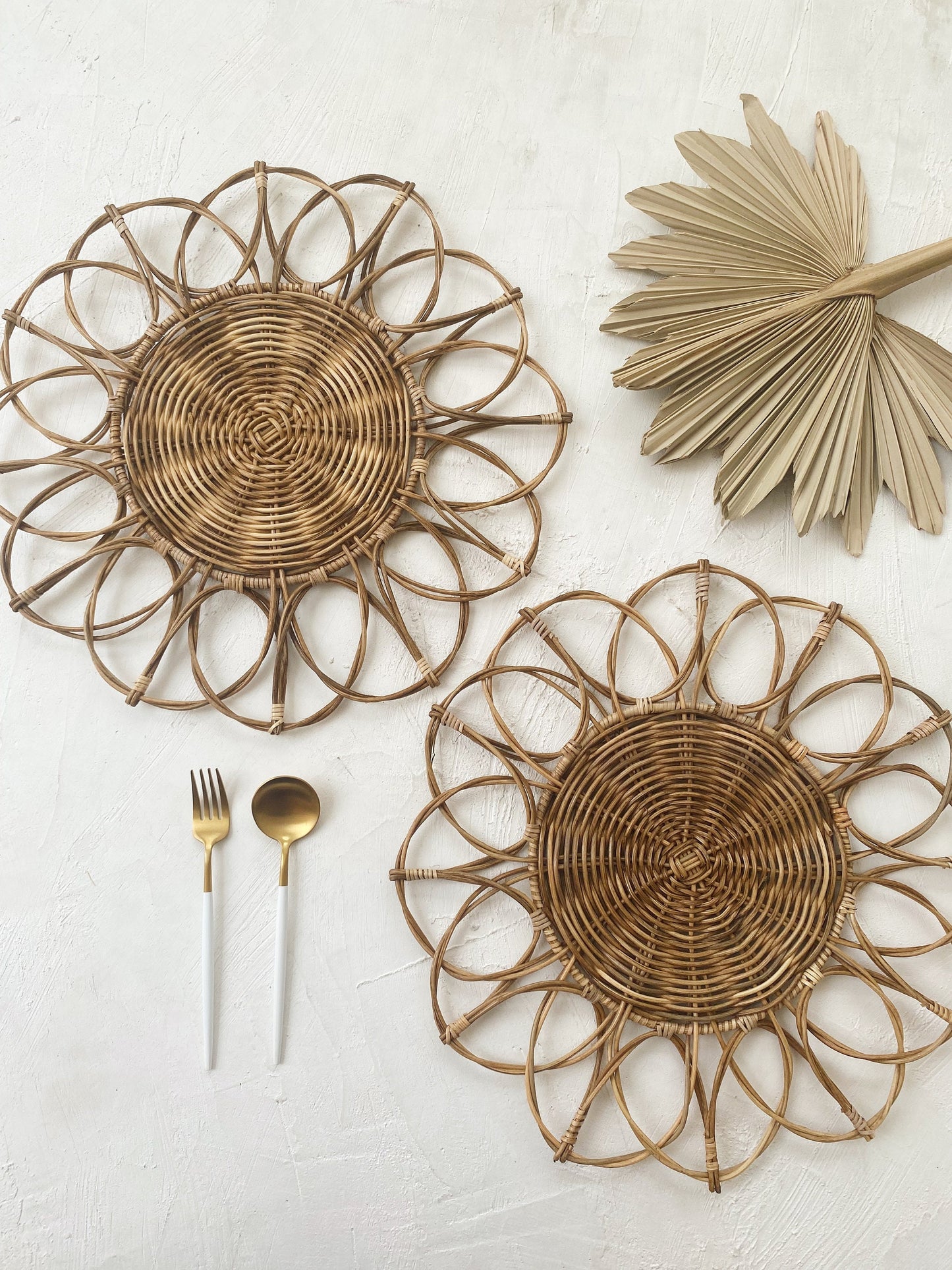 Anggun Brown Round Flower Rattan Placemat