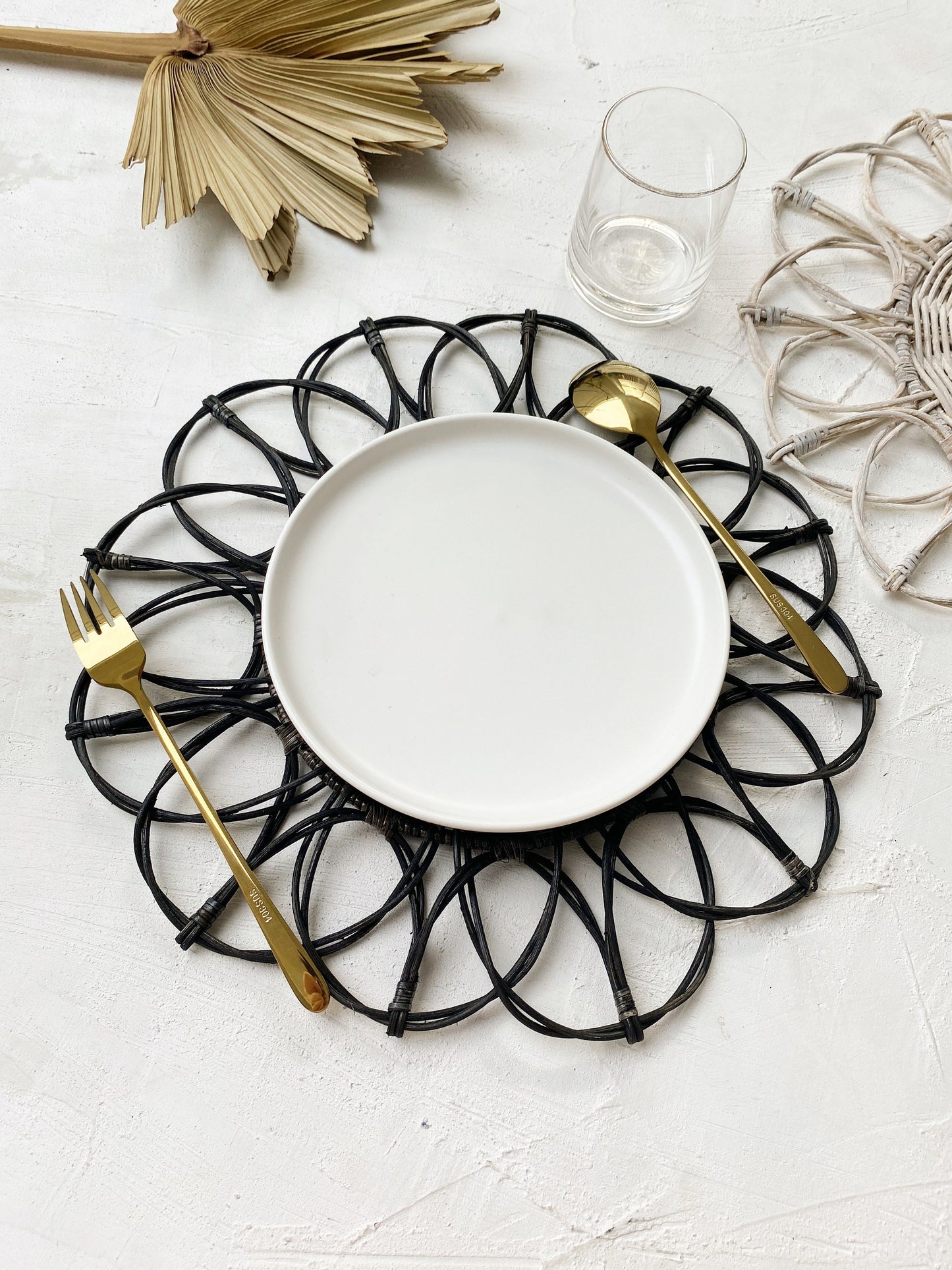 Anggun Black Round Flower Rattan Placemat