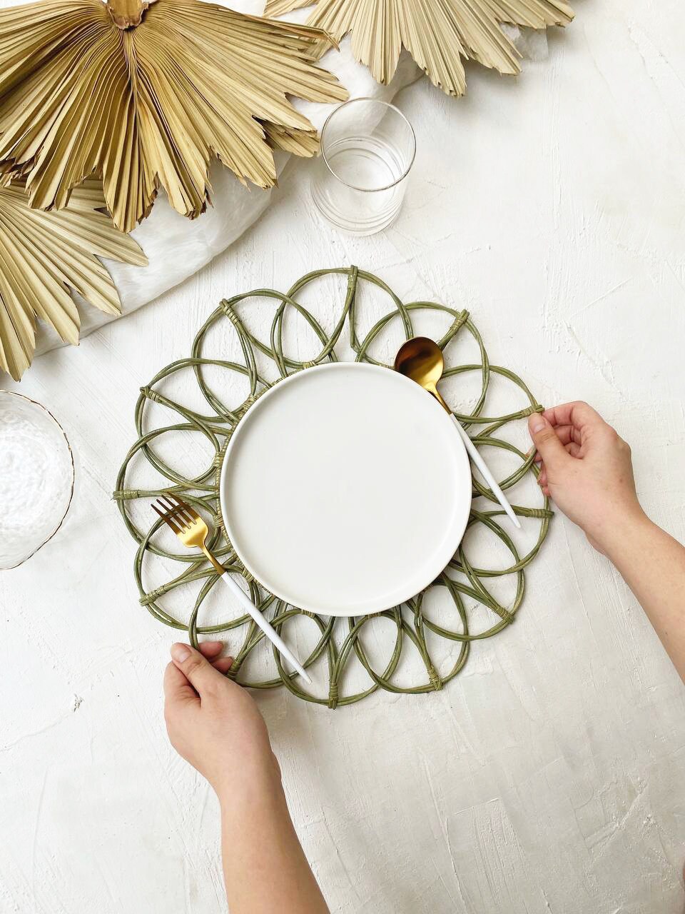 Anggun Sage Round Flower Rattan Placemat