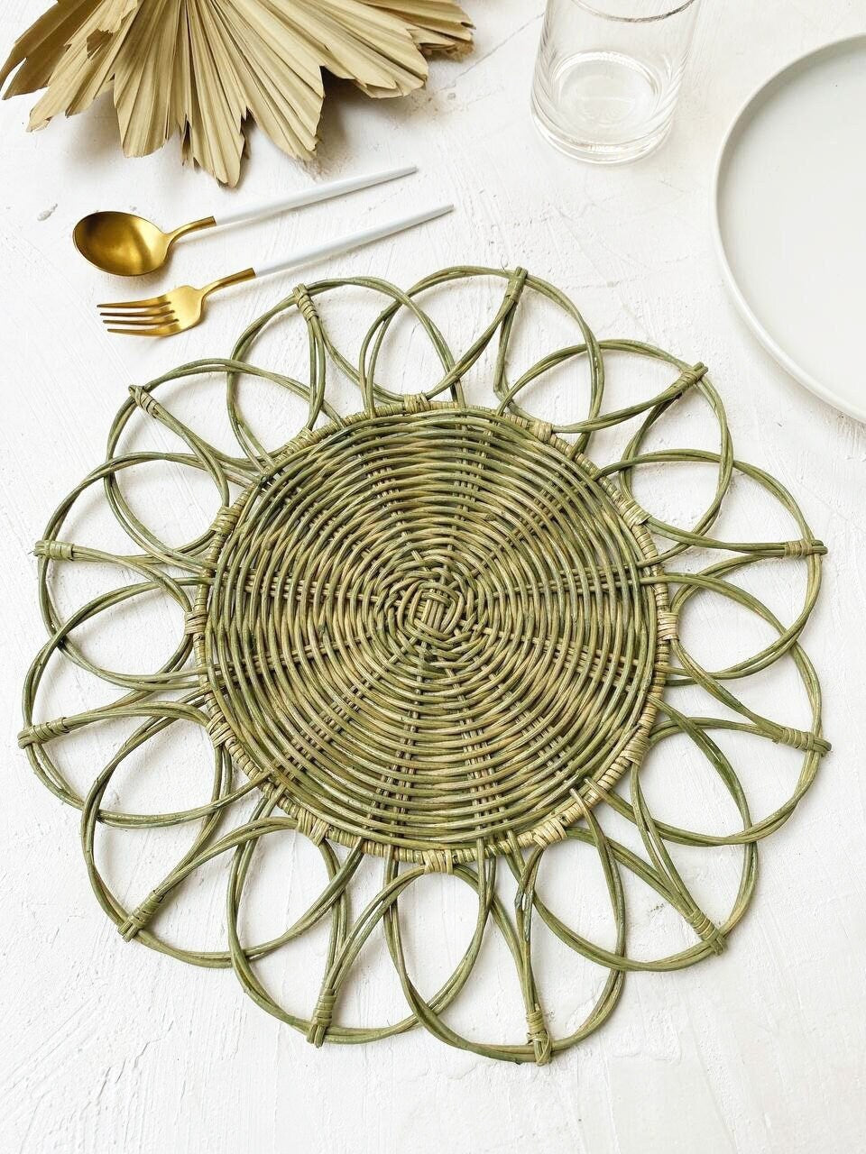 Anggun Sage Round Flower Rattan Placemat