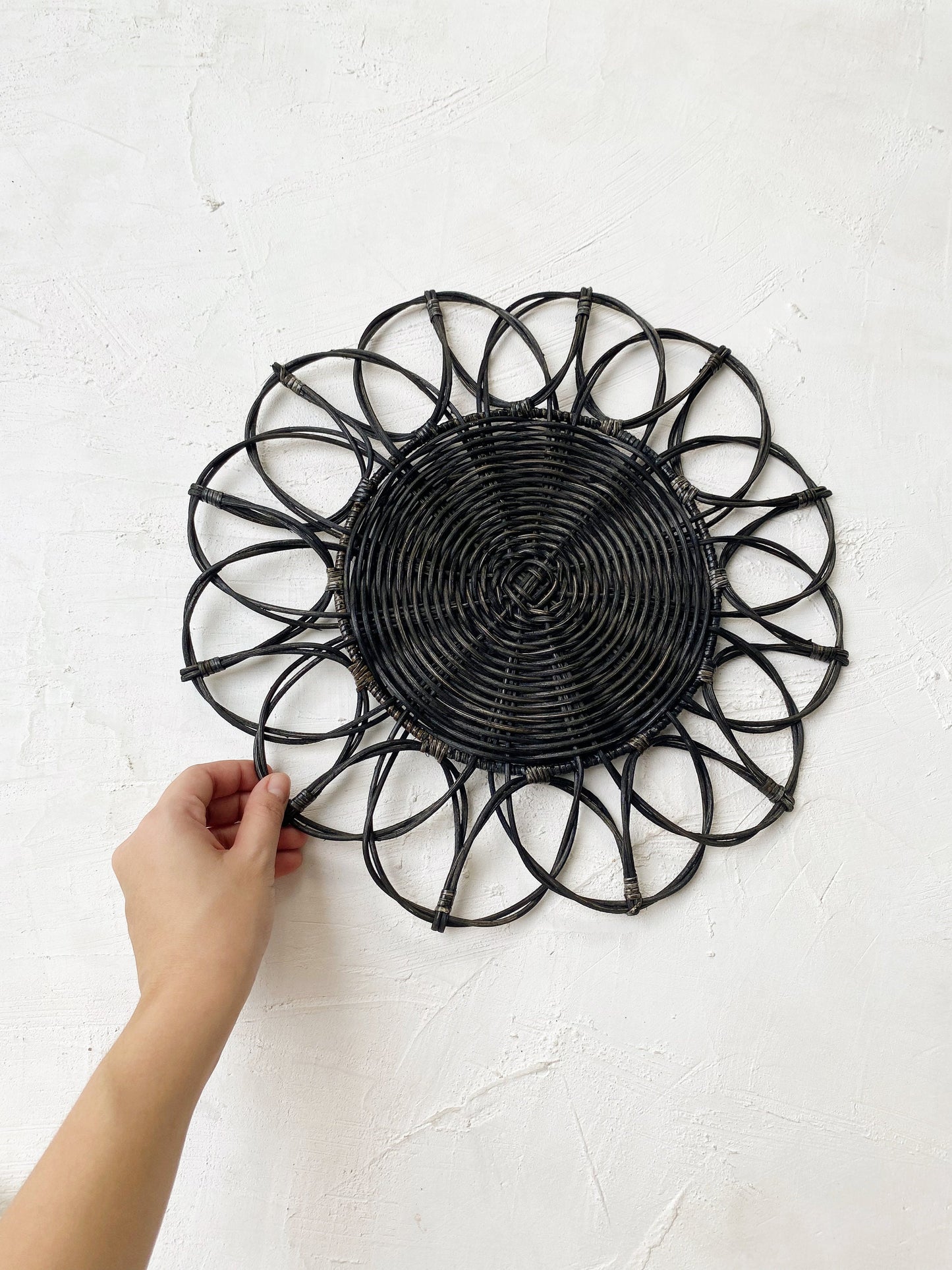 Anggun Black Round Flower Rattan Placemat